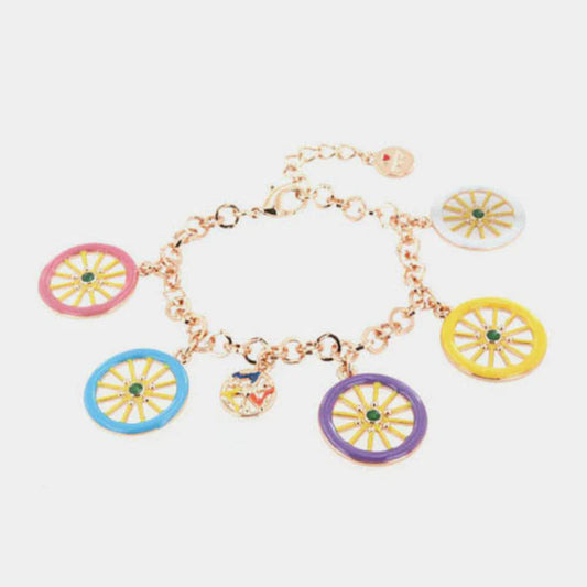 Bracciale BySimon della collezione Trinacria con catena dorata e cinque charm a forma di ruote del carretto siciliano, smaltati in diversi colori vivaci (rosa, azzurro, viola, giallo e bianco) con cristallo scuro centrale.