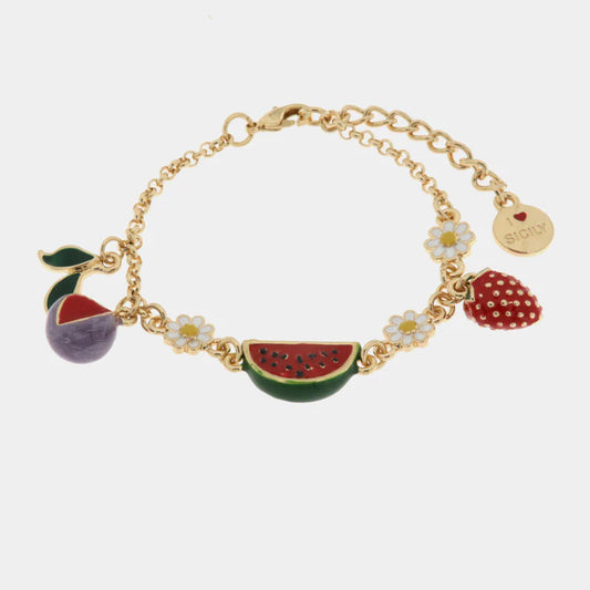 Bracciale con fragole pendenti BySimon della collezione Favignana con charm anguria e margherita smaltata bianca e ciondoli dorati raffiguranti piccole foglie verdi.