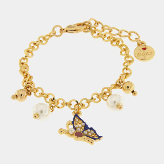 Bracciale BySimon della collezione Favignana con catena dorata a maglie circolari, charm centrale a farfalla blu con microperle e pendenti alternati di perle bianche e sfere dorate.