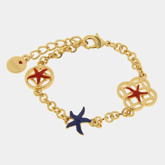 Bracciale in metallo con finitura dorata del marchio BySimon appartenente alla collezione Fiori di Lava caratterizzato da una catenina a maglia rolo e tre charms pendenti ispirati al mondo marino. L'elemento centrale presenta un design a stella marina smaltata in un vivace colore rosso, affiancata da due charms laterali a forma di stella marina di dimensioni minori, rispettivamente di colore azzurro e rosso. Il gioiello è rifinito con una chiusura a moschettone, una catenella di regolazione e un ciondolo te