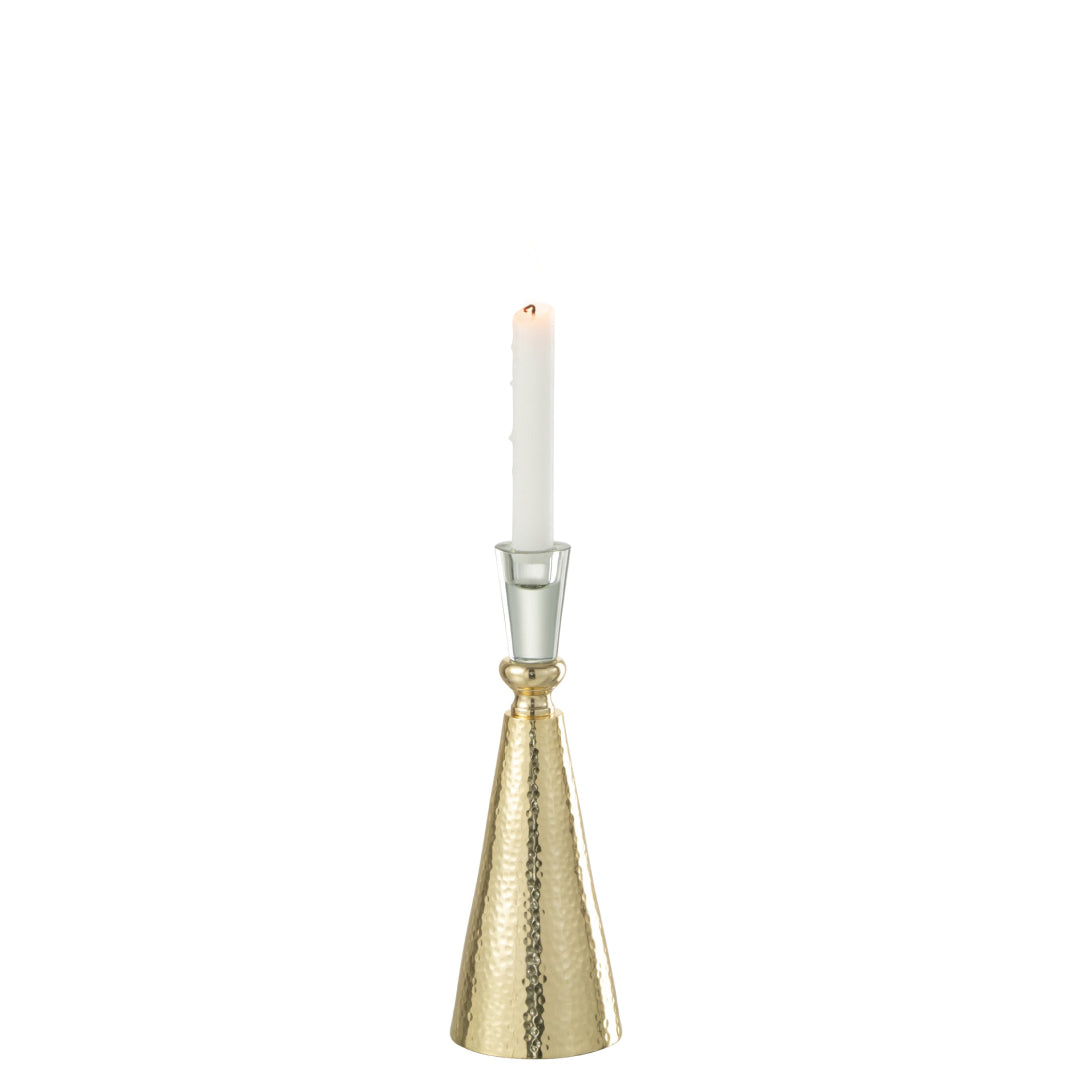 Candeliere oro e trasparente piccolo caratterizzato da una base metallica a forma di cono allungato con una raffinata finitura martellata lucida. La parte superiore si completa con un elegante portacandela in vetro liscio trasparente a forma di calice svasato, perfetto come raffinato elemento decorativo o centrotavola per impreziosire gli ambienti di casa.