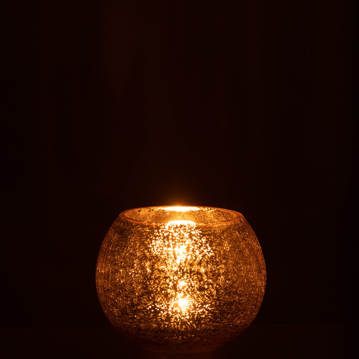 Portacandela a sfera in vetro con finitura oro screpolata e piccole macchie dorate luminose. Elemento decorativo da appoggio, ideale per l'home décor e come idea regalo.