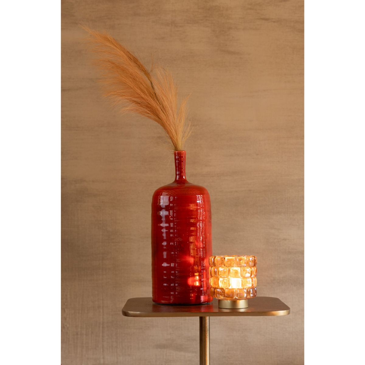 Ramo di pampas con piuma soffice color arancio ruggine su lungo stelo sottile. Elemento decorativo naturale per vaso, ideale per l'home décor dallo stile boho e come idea regalo.