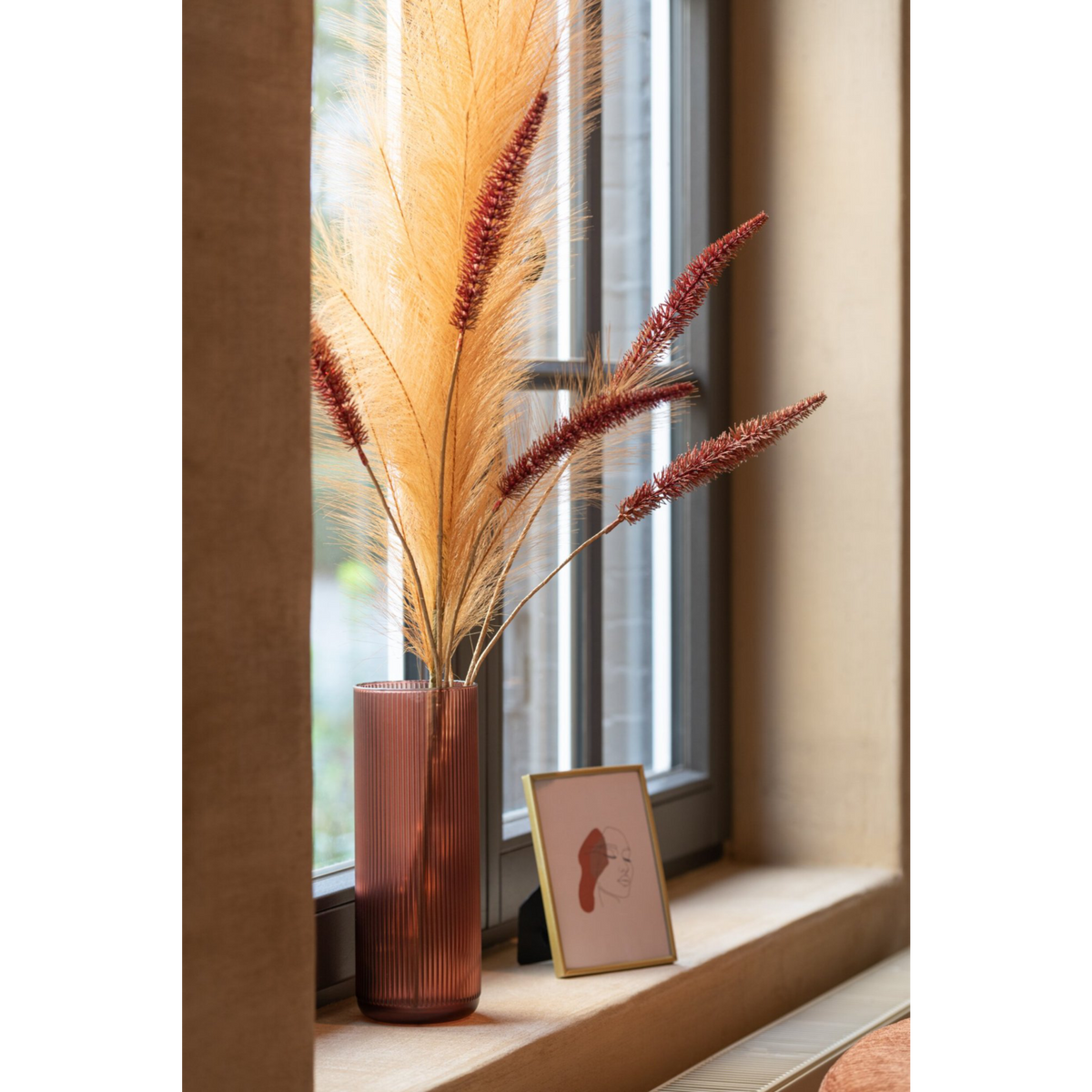Ramo di pampas con piuma soffice color arancio ruggine su lungo stelo sottile. Elemento decorativo naturale per vaso, ideale per l'home décor dallo stile boho e come idea regalo.