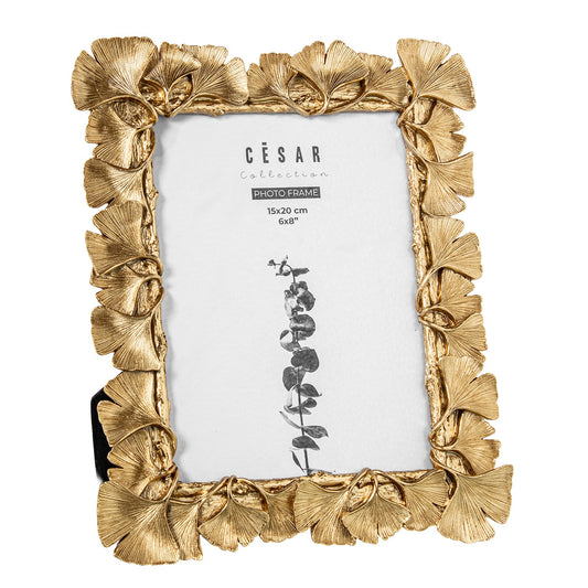 Portafoto in resina e-camacho caratterizzato da una cornice decorata con foglie dorate in rilievo che circondano il vano per la fotografia. Questo elegante portafoto da tavolo con dettagli fogliacei è un accessorio decorativo ideale per personalizzare la casa o l'ufficio con stile.
