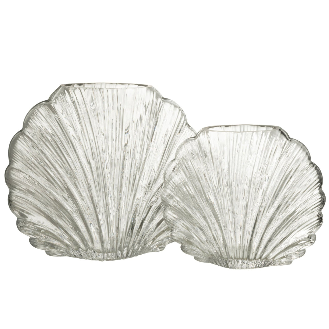 Vaso decorativo in vetro trasparente a forma di conchiglia della collezione "Oceano Azul" di Jolipa, caratterizzato da una superficie lavorata con scanalature verticali a rilievo che riflettono la luce. Questo originale complemento d'arredo di ispirazione marina è ideale per ospitare fiori freschi o come elegante centrotavola per impreziosire gli ambienti di casa.