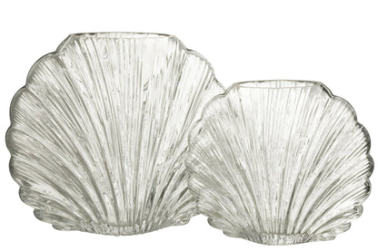 Vaso decorativo in vetro trasparente a forma di conchiglia della collezione "Oceano Azul" di Jolipa, caratterizzato da una superficie lavorata con scanalature verticali a rilievo che riflettono la luce. Questo originale complemento d'arredo di ispirazione marina è ideale per ospitare fiori freschi o come elegante centrotavola per impreziosire gli ambienti di casa.