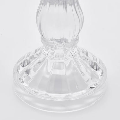 Candelabro in vetro trasparente modello Crystal firmato EDG Enzo de Gasperi, caratterizzato da un'elegante struttura classica con fusto sinuoso e scanalature verticali riflettenti. Questo raffinato portacandele di design presenta una base circolare lavorata, ideale come centrotavola decorativo per illuminare e impreziosire gli ambienti di casa.