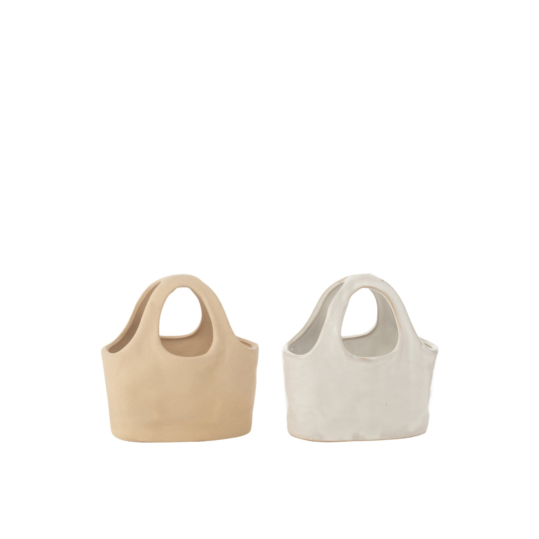 Vasi in porcellana a forma di borsa della collezione "Oceano Azul" di Jolipa, caratterizzati da un design moderno e finiture assortite nei toni del beige opaco e del bianco lucido. Questi originali elementi decorativi con manico integrato sono perfetti come svuotatasche, portavaso per piccole piante o come singolari complementi d'arredo per la casa.
