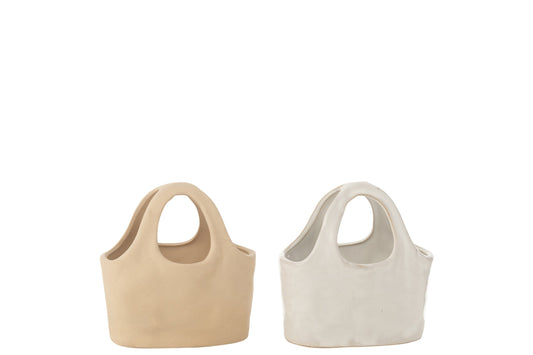 Vasi in porcellana a forma di borsa della collezione "Oceano Azul" di Jolipa, caratterizzati da un design moderno e finiture assortite nei toni del beige opaco e del bianco lucido. Questi originali elementi decorativi con manico integrato sono perfetti come svuotatasche, portavaso per piccole piante o come singolari complementi d'arredo per la casa.