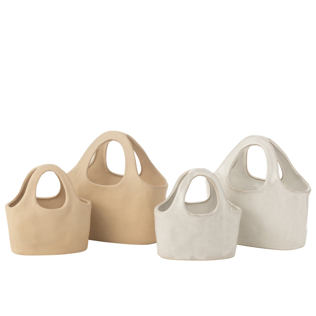 Vasi in porcellana a forma di borsa della collezione "Oceano Azul" di Jolipa, caratterizzati da un design moderno e finiture assortite nei toni del beige opaco e del bianco lucido. Questi originali elementi decorativi con manico integrato sono perfetti come svuotatasche, portavaso per piccole piante o come singolari complementi d'arredo per la casa.