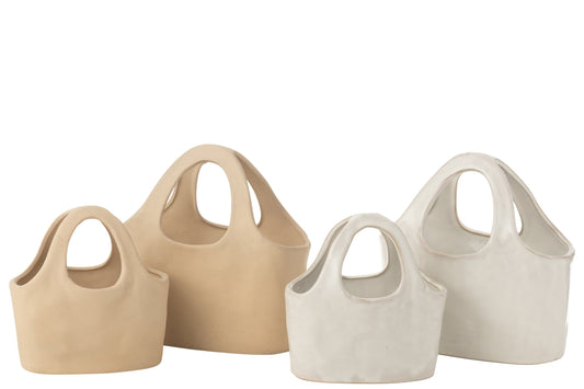 Vasi in porcellana a forma di borsa della collezione "Oceano Azul" di Jolipa, caratterizzati da un design moderno e finiture assortite nei toni del beige opaco e del bianco lucido. Questi originali elementi decorativi con manico integrato sono perfetti come svuotatasche, portavaso per piccole piante o come singolari complementi d'arredo per la casa.