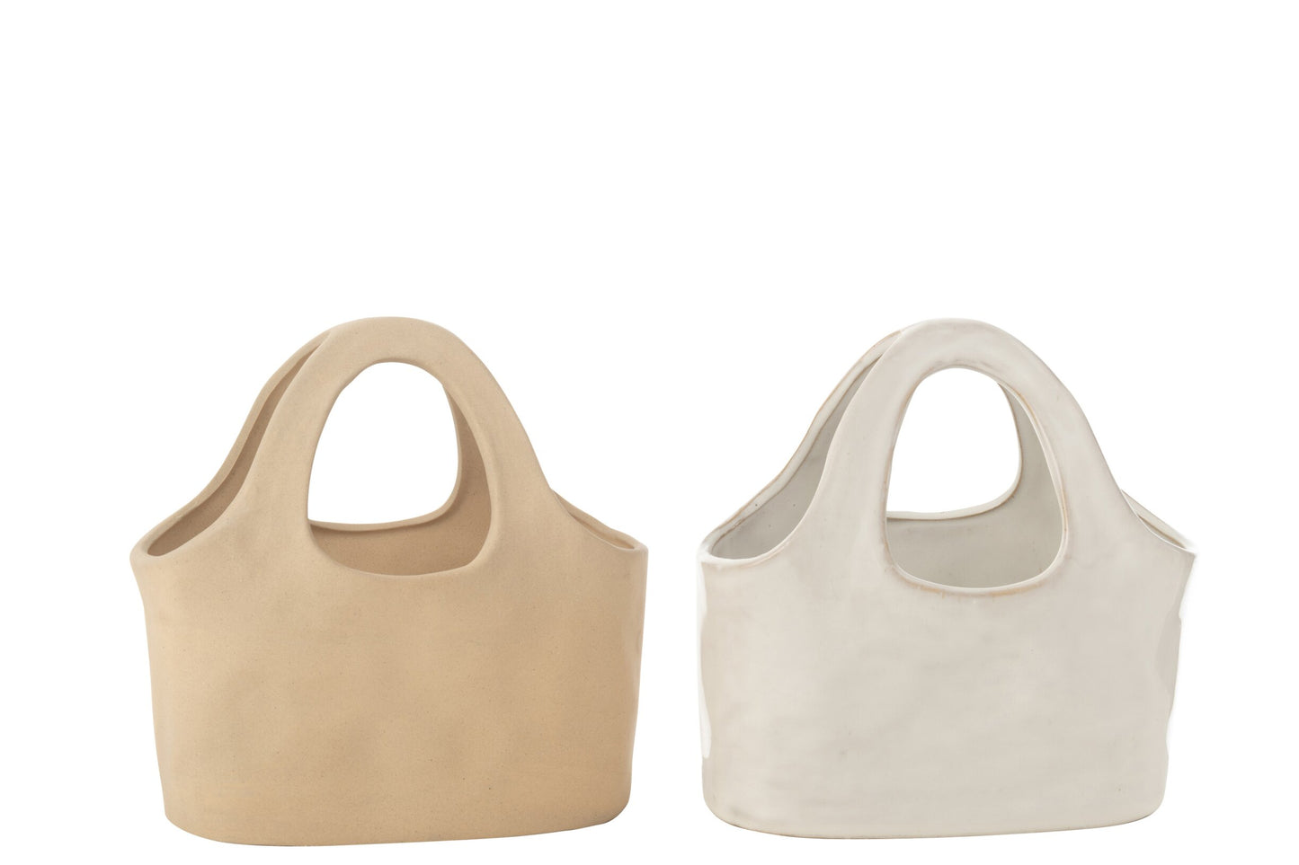 Vasi in porcellana a forma di borsa della collezione "Oceano Azul" di Jolipa, caratterizzati da un design moderno e finiture assortite nei toni del beige opaco e del bianco lucido. Questi originali elementi decorativi con manico integrato sono perfetti come svuotatasche, portavaso per piccole piante o come singolari complementi d'arredo per la casa.