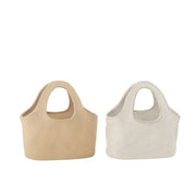 Vasi in porcellana a forma di borsa della collezione "Oceano Azul" di Jolipa, caratterizzati da un design moderno e finiture assortite nei toni del beige opaco e del bianco lucido. Questi originali elementi decorativi con manico integrato sono perfetti come svuotatasche, portavaso per piccole piante o come singolari complementi d'arredo per la casa.