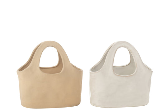 Vasi in porcellana a forma di borsa della collezione "Oceano Azul" di Jolipa, caratterizzati da un design moderno e finiture assortite nei toni del beige opaco e del bianco lucido. Questi originali elementi decorativi con manico integrato sono perfetti come svuotatasche, portavaso per piccole piante o come singolari complementi d'arredo per la casa.