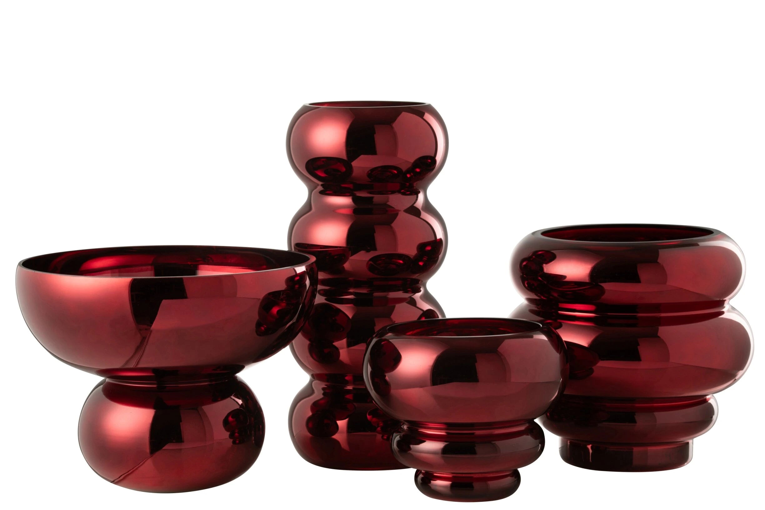 Set di vasi e coppe decorative in vetro lucido color rosso scuro firmato Jolipa, composto da quattro elementi assortiti di diverse forme e altezze con un design moderno a sezioni sferiche e silhouette ondulate. Questa collezione di vasi decorativi e centrotavola di design offre superfici metallizzate a specchio altamente riflettenti, ideali per valorizzare interni contemporanei ed eleganti con composizioni floreali o come raffinati soprammobili.