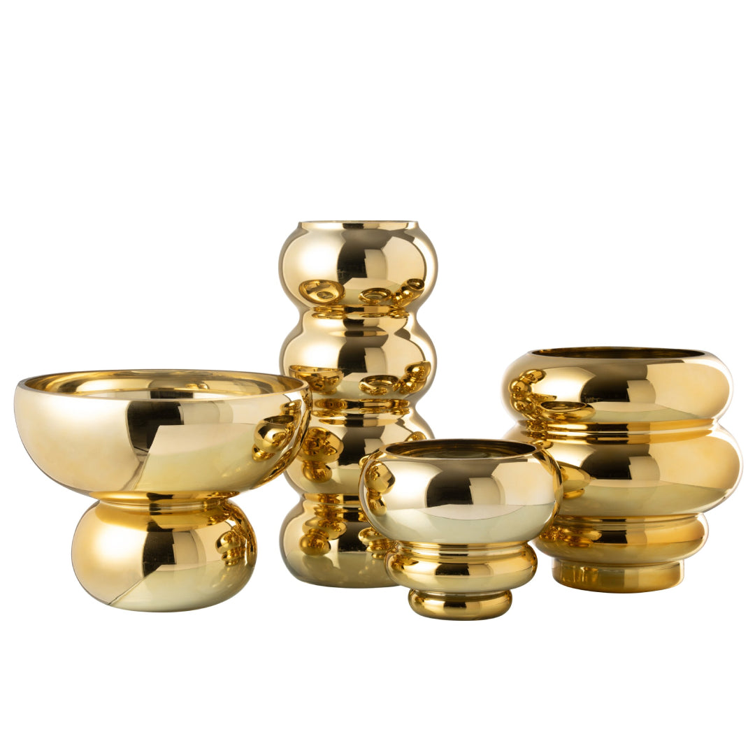 Set di quattro vasi e portacandele decorativi assortiti della collezione Julia, caratterizzati da una lussuosa finitura oro lucida e specchiata. Gli elementi presentano diverse altezze e forme bombate, sagomate con un elegante design a sfere e cerchi sovrapposti, ideali per creare splendide composizioni scenografiche nei tuoi ambienti interni.