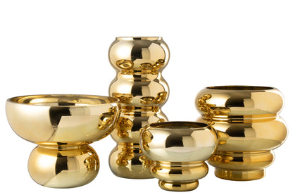 Set di quattro vasi e portacandele decorativi assortiti della collezione Julia, caratterizzati da una lussuosa finitura oro lucida e specchiata. Gli elementi presentano diverse altezze e forme bombate, sagomate con un elegante design a sfere e cerchi sovrapposti, ideali per creare splendide composizioni scenografiche nei tuoi ambienti interni.