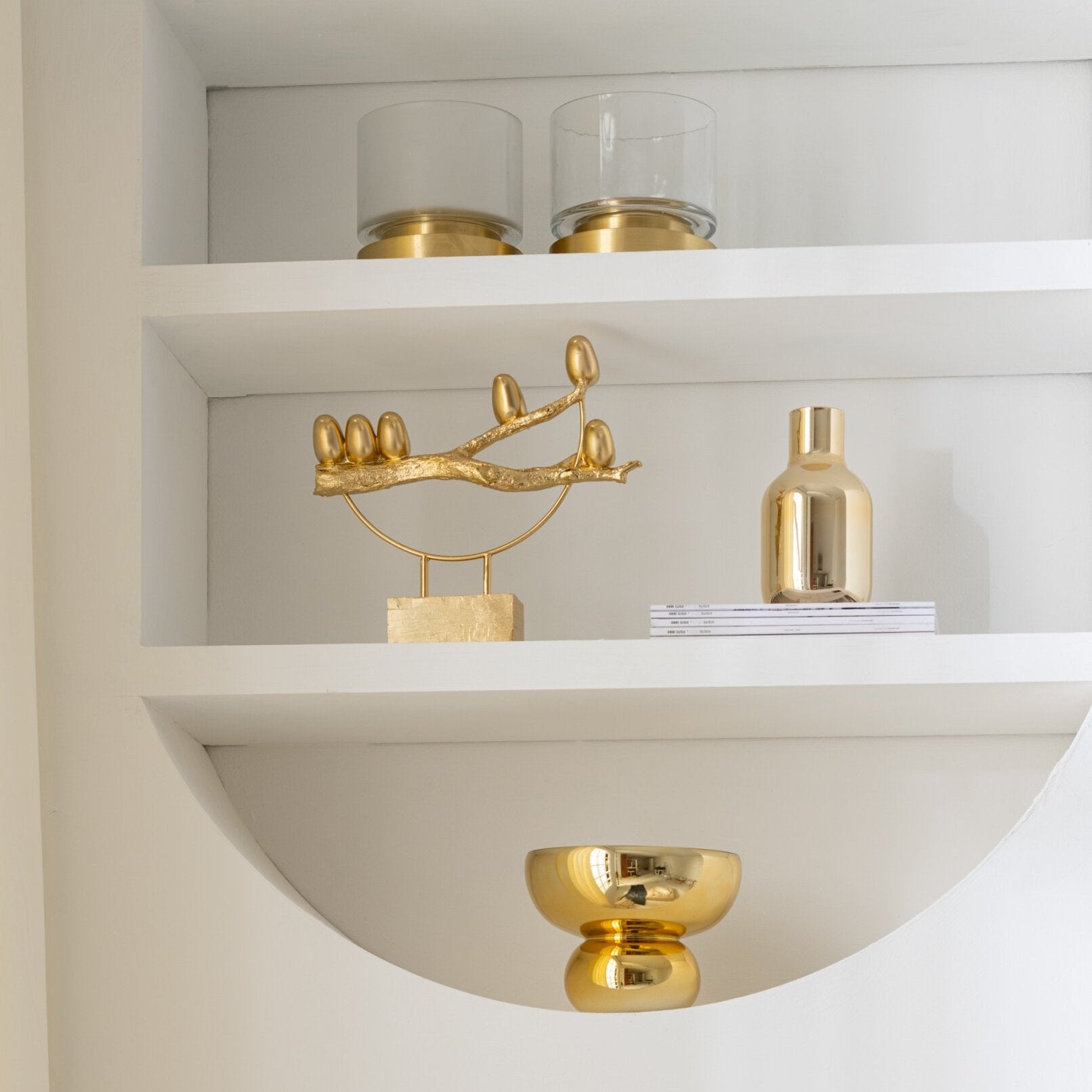 Ciotola decorativa con piede arrotondato della collezione Julia, caratterizzata da una lussuosa finitura oro lucida e specchiata. Qquesto raffinato complemento d'arredo presenta un'ampia coppa superiore e una base sferica bombata, ideale per essere utilizzato come elegante centrotavola, svuotatasche o come sofisticato elemento di design per arricchire gli ambienti di casa.
