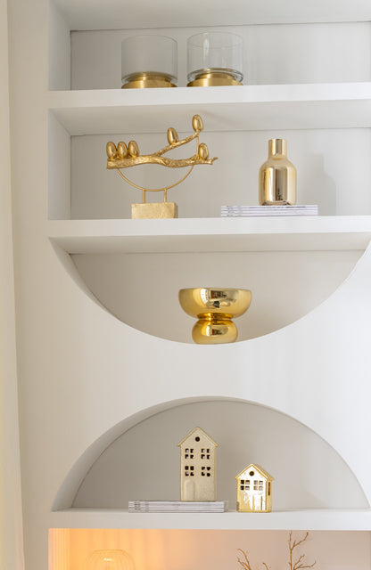 Ciotola decorativa con piede arrotondato della collezione Julia, caratterizzata da una lussuosa finitura oro lucida e specchiata. Qquesto raffinato complemento d'arredo presenta un'ampia coppa superiore e una base sferica bombata, ideale per essere utilizzato come elegante centrotavola, svuotatasche o come sofisticato elemento di design per arricchire gli ambienti di casa.