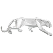 Statuina in resina raffigurante una pantera in agguato dal design origami dalle superfici sfaccettate, con finitura argentata lucida. Scultura decorativa dalle linee geometriche moderne, ideale come soprammobile di design o idea regalo raffinata.