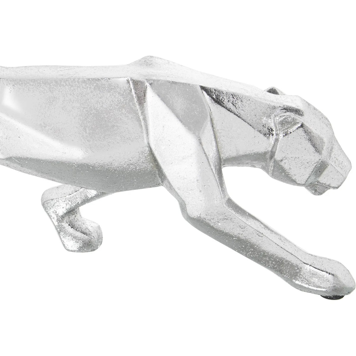 Statuina in resina raffigurante una pantera in agguato dal design origami dalle superfici sfaccettate, con finitura argentata lucida. Scultura decorativa dalle linee geometriche moderne, ideale come soprammobile di design o idea regalo raffinata.