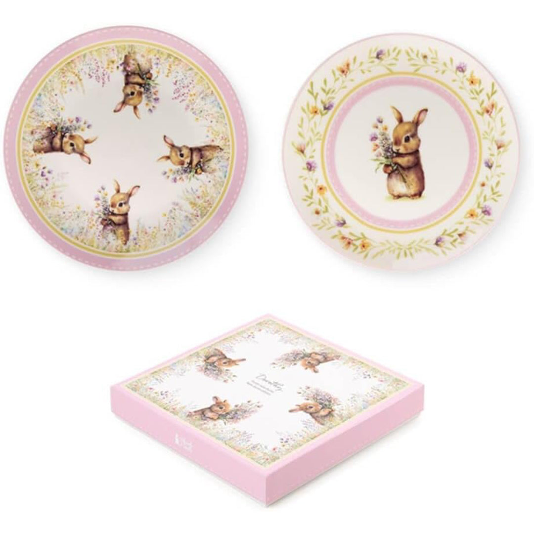 Questo raffinato set di due piattini decorativi della collezione Dorothy di Nuvole di Stoffa presenta un design romantico e d'ispirazione vintage. Realizzati in ceramica di alta qualità, i piattini sono decorati con delicate illustrazioni di rose nei toni del rosa e del lilla, incorniciate da eleganti bordi lavorati che richiamano lo stile classico. Perfetti come piattini da dessert, svuotatasche o come elementi decorativi per la tavola, aggiungono un tocco di grazia e raffinatezza