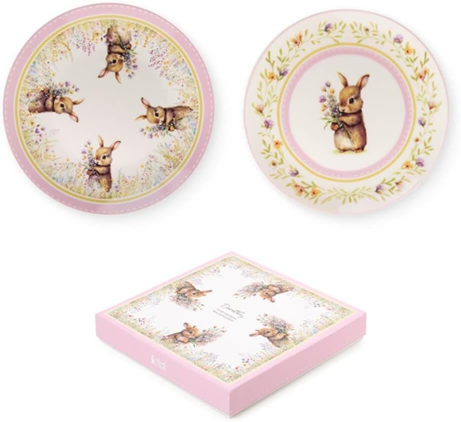 Questo raffinato set di due piattini decorativi della collezione Dorothy di Nuvole di Stoffa presenta un design romantico e d'ispirazione vintage. Realizzati in ceramica di alta qualità, i piattini sono decorati con delicate illustrazioni di rose nei toni del rosa e del lilla, incorniciate da eleganti bordi lavorati che richiamano lo stile classico. Perfetti come piattini da dessert, svuotatasche o come elementi decorativi per la tavola, aggiungono un tocco di grazia e raffinatezza