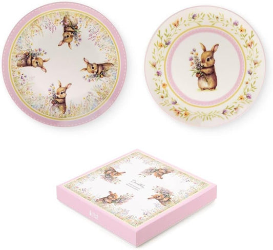 Questo raffinato set di due piattini decorativi della collezione Dorothy di Nuvole di Stoffa presenta un design romantico e d'ispirazione vintage. Realizzati in ceramica di alta qualità, i piattini sono decorati con delicate illustrazioni di rose nei toni del rosa e del lilla, incorniciate da eleganti bordi lavorati che richiamano lo stile classico. Perfetti come piattini da dessert, svuotatasche o come elementi decorativi per la tavola, aggiungono un tocco di grazia e raffinatezza