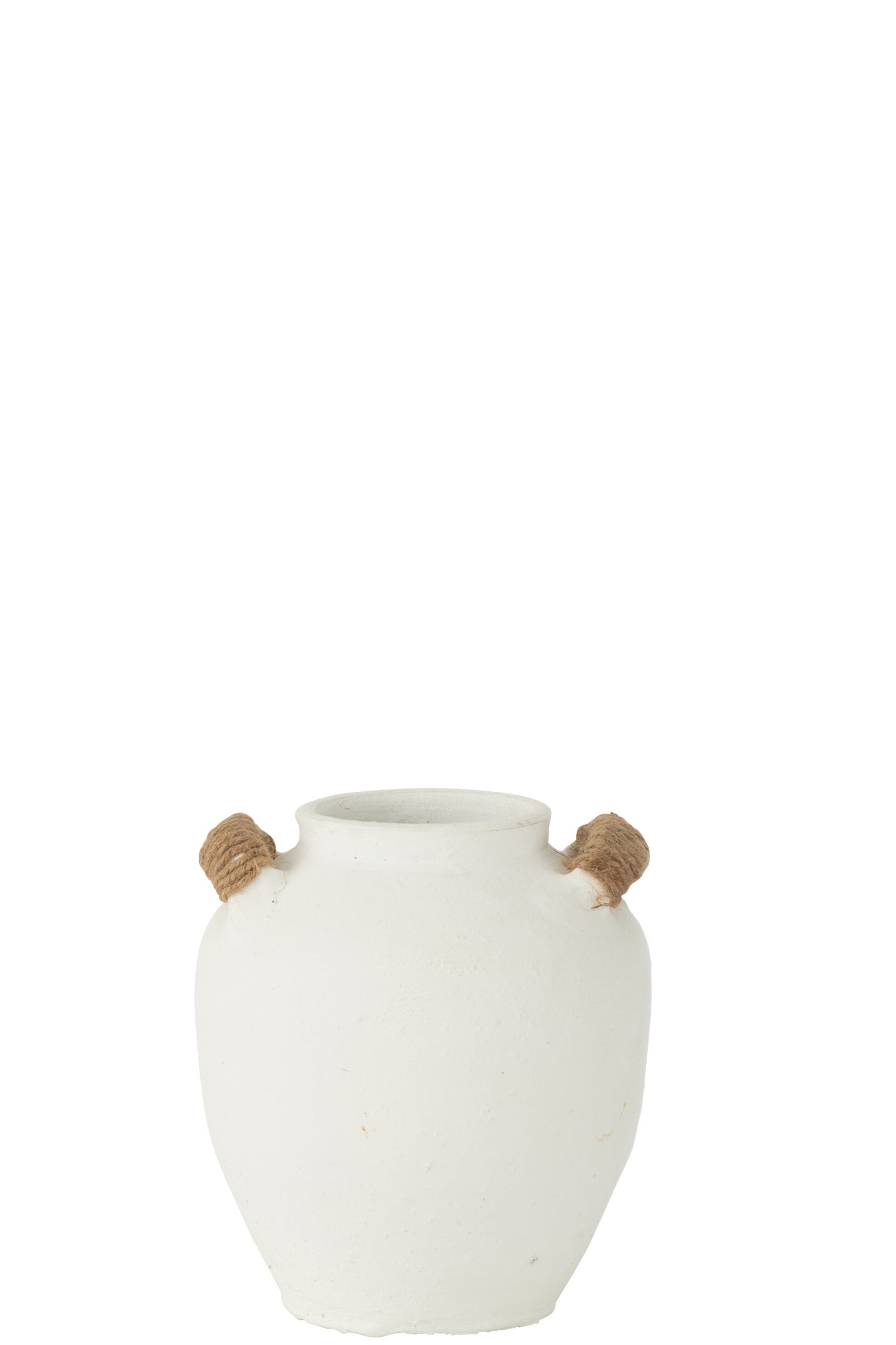 Vaso piccolo in ceramica con manici della collezione Ibiza "Oceano Azul" di Jolipa, caratterizzato da una struttura bombata bianca con finitura opaca dall'effetto materico e naturale. Il complemento d'arredo è impreziosito da due piccoli manici laterali rivestiti in corda di cordame marrone, ideale per valorizzare piante o fiori in ambienti dal design boho chic ed etnico.