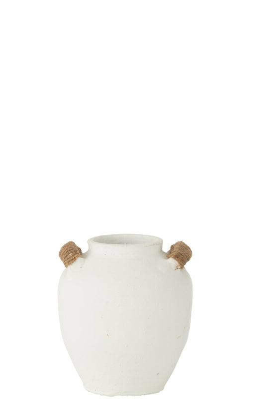 Vaso piccolo in ceramica con manici della collezione Ibiza "Oceano Azul" di Jolipa, caratterizzato da una struttura bombata bianca con finitura opaca dall'effetto materico e naturale. Il complemento d'arredo è impreziosito da due piccoli manici laterali rivestiti in corda di cordame marrone, ideale per valorizzare piante o fiori in ambienti dal design boho chic ed etnico.