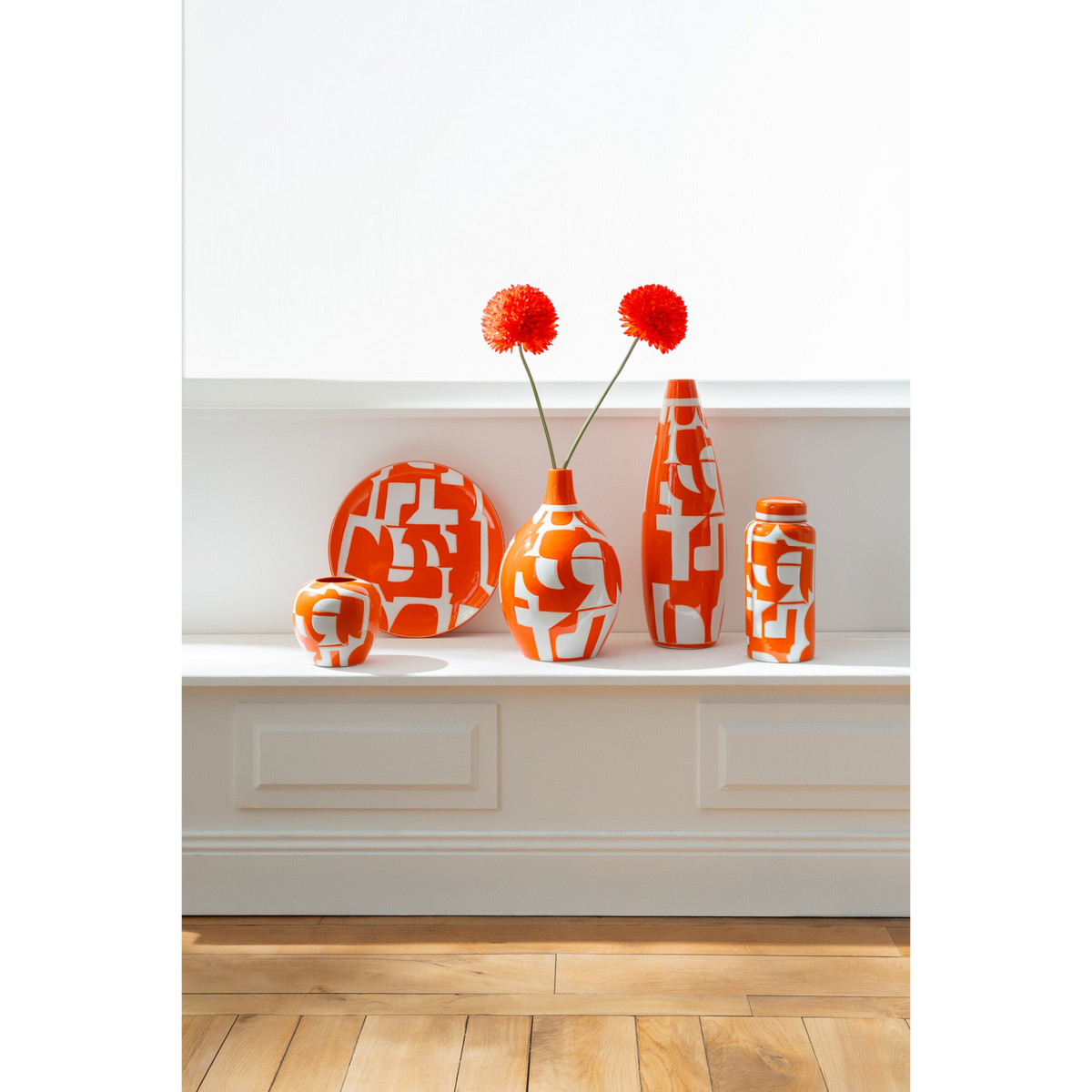 Crisantemo artificiale jolipa con corolla sferica color arancionecomposta da piccoli petali compatti, su lungo stelo verde. Fiore decorativo dall’effetto pompon, ideale per l’home décor e come idea regalo.