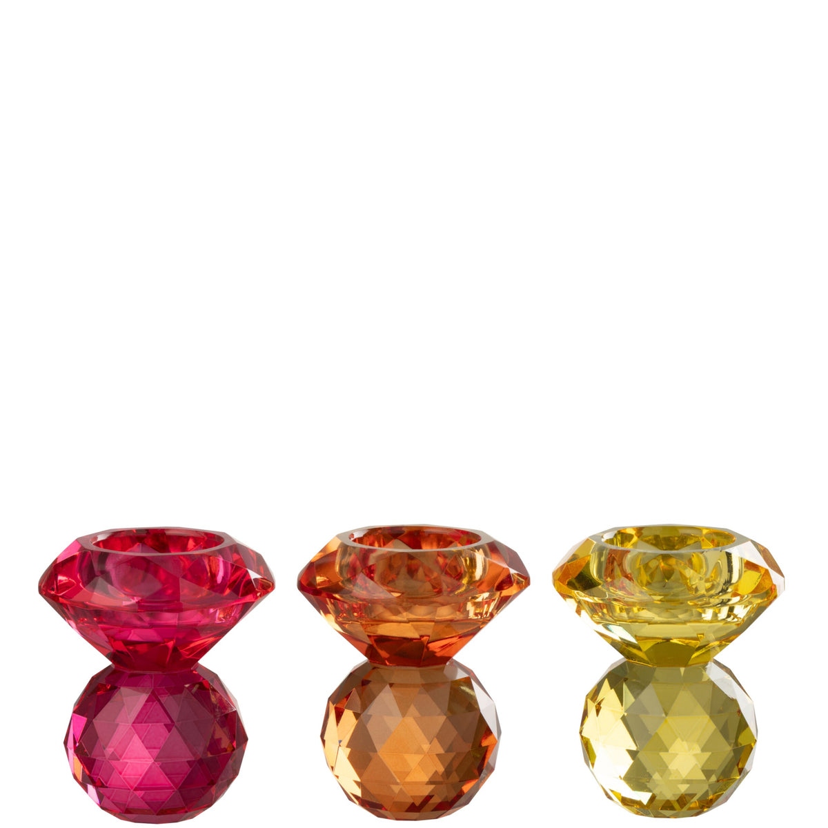 Candeliere in vetro sfaccettato con base sferica, disponibile in tonalità assortite fucsia, arancio e giallo. Portacandela decorativo dall'effetto cristallo, ideale per l'home décor e come idea regalo.