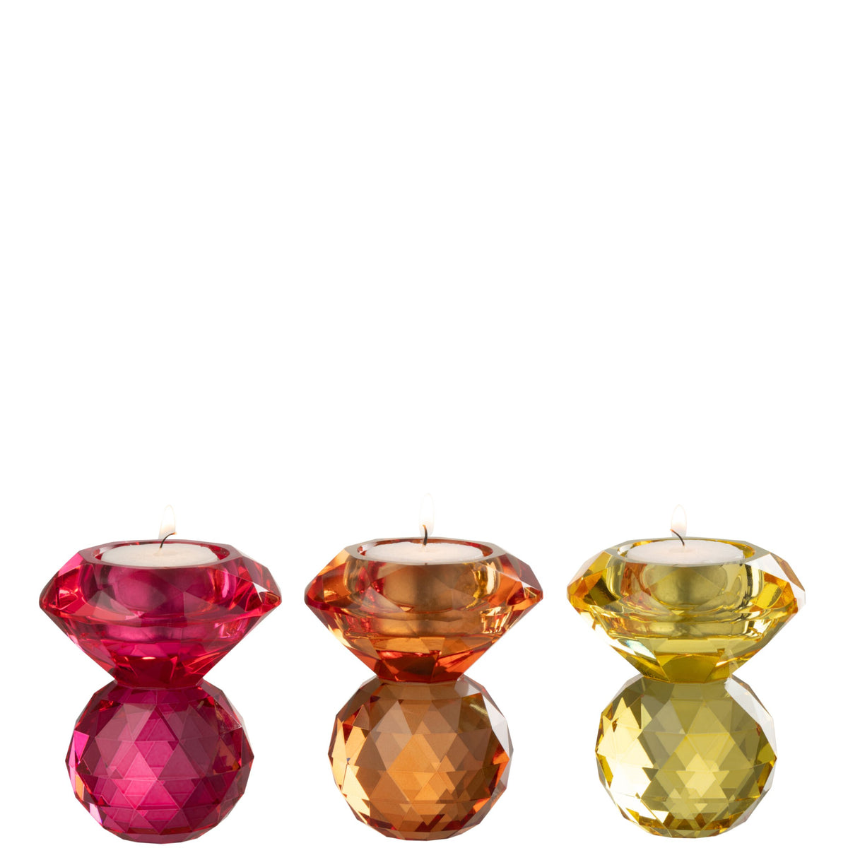 Candeliere in vetro sfaccettato con base sferica, disponibile in tonalità assortite fucsia, arancio e giallo. Portacandela decorativo dall'effetto cristallo, ideale per l'home décor e come idea regalo.