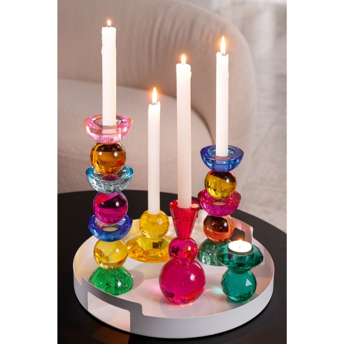 Candeliere in vetro sfaccettato con base sferica, disponibile in tonalità assortite fucsia, arancio e giallo. Portacandela decorativo dall'effetto cristallo, ideale per l'home décor e come idea regalo.