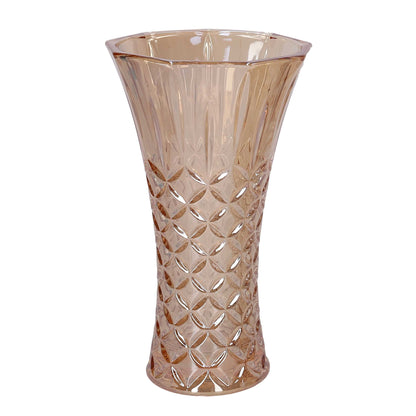 Vaso in vetro ambrato a forma di tromba con superficie decorata da motivi a rombi nella parte inferiore e scanalature verticali nella parte superiore.