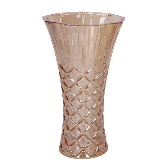 Vaso in vetro ambrato a forma di tromba con superficie decorata da motivi a rombi nella parte inferiore e scanalature verticali nella parte superiore.