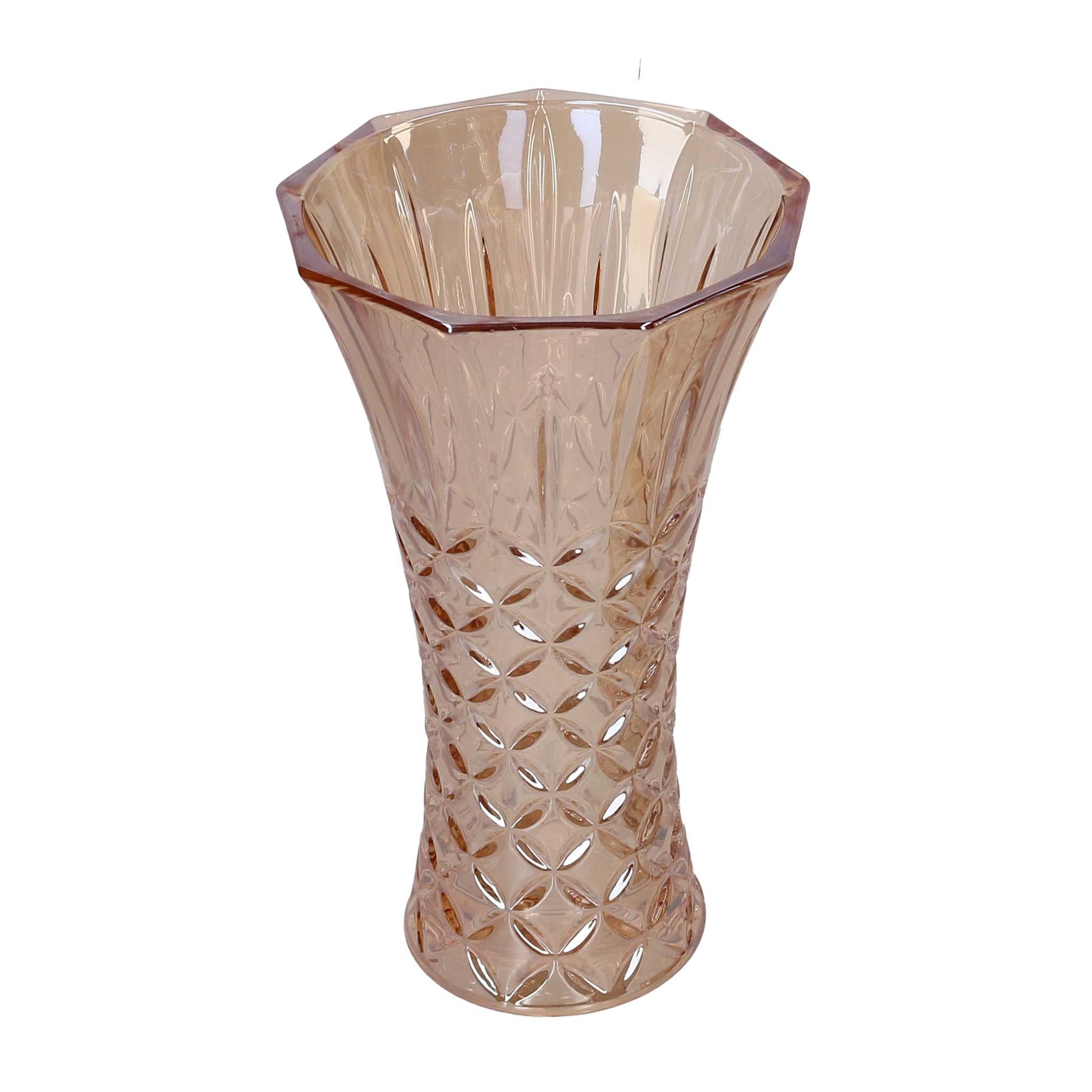 Vaso in vetro ambrato a forma di tromba con superficie decorata da motivi a rombi nella parte inferiore e scanalature verticali nella parte superiore.