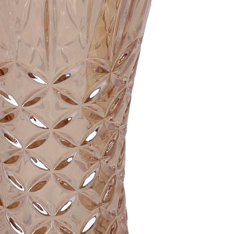 Vaso in vetro ambrato a forma di tromba con superficie decorata da motivi a rombi nella parte inferiore e scanalature verticali nella parte superiore.