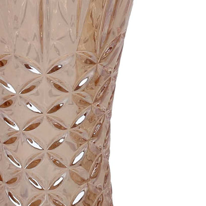 Vaso in vetro ambrato a forma di tromba con superficie decorata da motivi a rombi nella parte inferiore e scanalature verticali nella parte superiore.