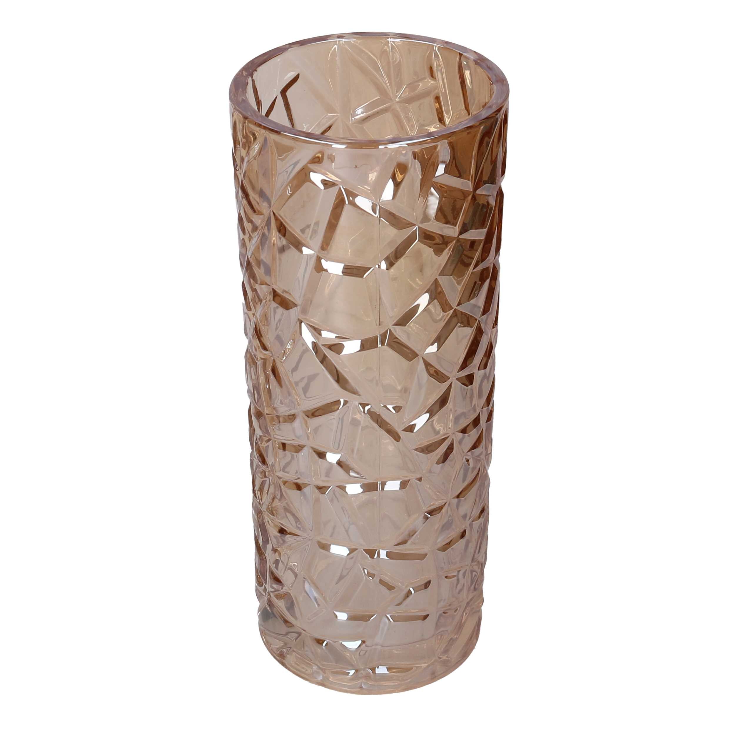 Vaso cilindrico in vetro ambra trasparente con superficie lavorata a sfaccettature irregolari frastagliate che creano riflessi geometrici.