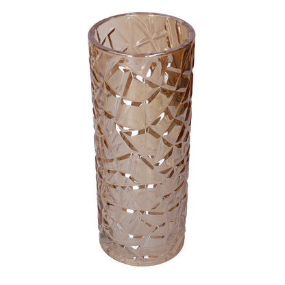 Vaso cilindrico in vetro ambra trasparente con superficie lavorata a sfaccettature irregolari frastagliate che creano riflessi geometrici.
