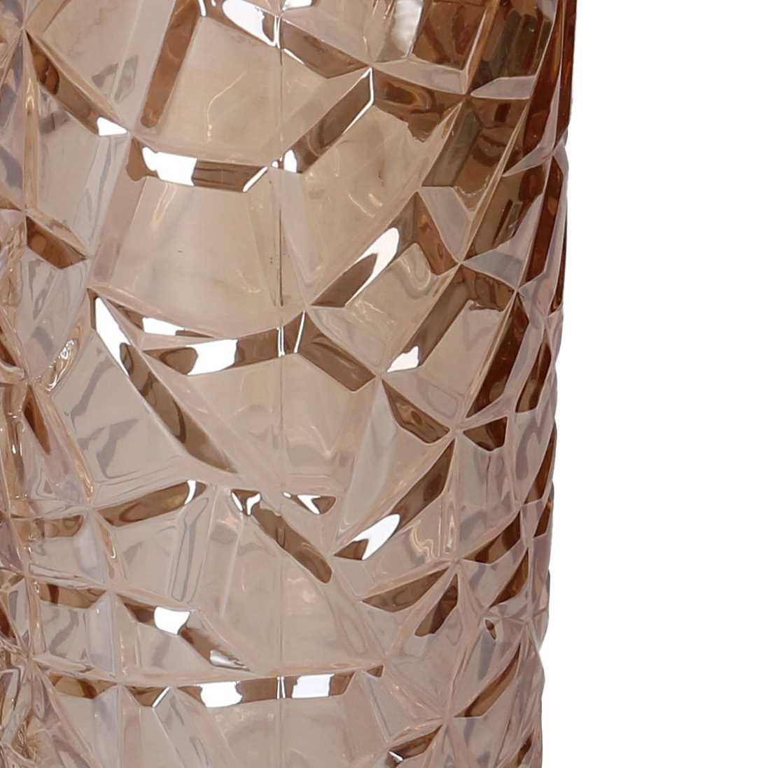 Vaso cilindrico in vetro ambra trasparente con superficie lavorata a sfaccettature irregolari frastagliate che creano riflessi geometrici.