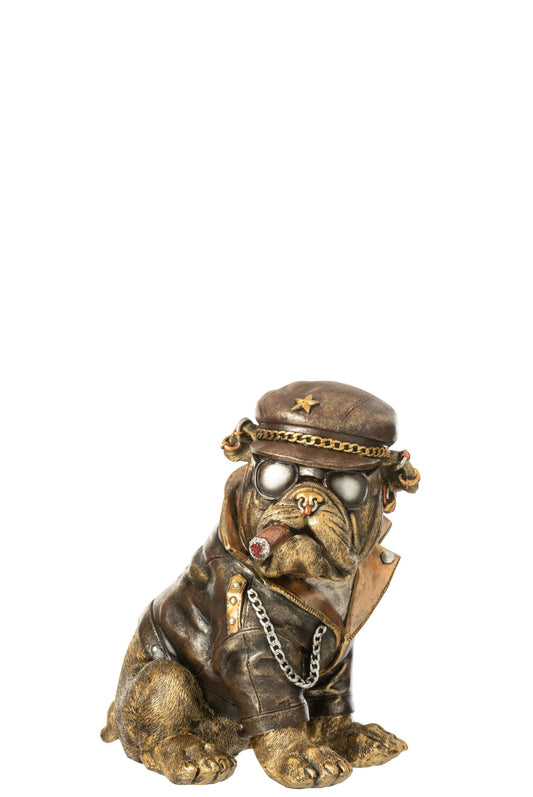 Statuina decorativa raffigurante un bulldog seduto in stile steampunk biker, caratterizzata da una finitura bronzata con dettagli metallici e un sigaro in bocca. Questa scultura da collezione indossa un giubbotto di pelle marrone con catena argentata, occhiali scuri e un cappello abbinato decorato da una stella dorata, rendendola un perfetto soprammobile originale per l'arredamento di casa.