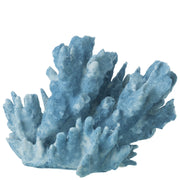Scultura decorativa in resina a forma di corallo azzurro di grandi dimensioni della collezione "Oceano Azul", caratterizzata da una struttura ricca di ramificazioni realistiche sfumate in bianco. Questo soprammobile d'ispirazione marina presenta una superficie porosa dall'aspetto naturale, ideale come elegante elemento d'arredo per completare ambienti in stile costiero o moderno.