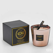 Candela profumata "Mirror" in bicchiere di vetro rosa specchiato firmata EDG Enzo de Gasperi, impreziosita da un elegante fiocco nero Dream Star sulla parte superiore. Questa candela decorativa di lusso è accompagnata dalla sua scatola regalo nera con dettagli dorati, ideale per profumare gli ambienti e creare un'atmosfera calda e ricercata in ogni stanza della casa.