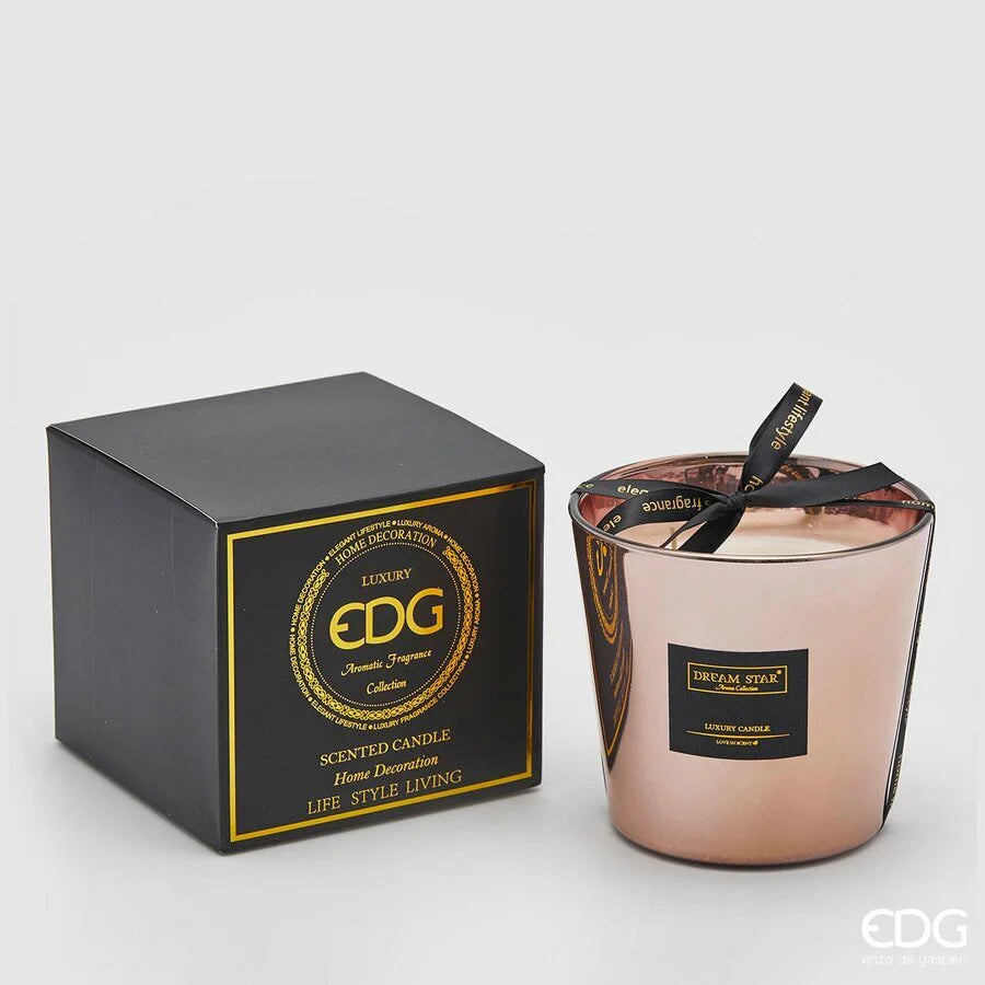 Candela profumata "Mirror" in bicchiere di vetro rosa specchiato firmata EDG Enzo de Gasperi, impreziosita da un elegante fiocco nero Dream Star sulla parte superiore. Questa candela decorativa di lusso è accompagnata dalla sua scatola regalo nera con dettagli dorati, ideale per profumare gli ambienti e creare un'atmosfera calda e ricercata in ogni stanza della casa.