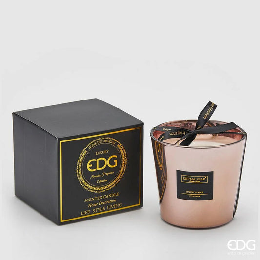 Candela profumata "Mirror" in bicchiere di vetro rosa specchiato firmata EDG Enzo de Gasperi, impreziosita da un elegante fiocco nero Dream Star sulla parte superiore. Questa candela decorativa di lusso è accompagnata dalla sua scatola regalo nera con dettagli dorati, ideale per profumare gli ambienti e creare un'atmosfera calda e ricercata in ogni stanza della casa.