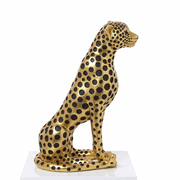 Figura in resina di leopardo oro e nero firmata e-camacho, raffigurante un ghepardo seduto di profilo su una base bianca con un design moderno ricoperto da pois neri a rilievo. Questa statuina decorativa e scultura da collezione rappresenta un soprammobile di lusso ideale per l'arredamento d'interni elegante e di design.