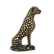 Figura in resina di leopardo nero e oro firmata e-camacho, raffigurante un ghepardo seduto di profilo con un design moderno ricoperto da pois dorati a rilievo. Questa statuina decorativa e scultura da collezione rappresenta un soprammobile di lusso ideale per l'arredamento d'interni elegante e di design.